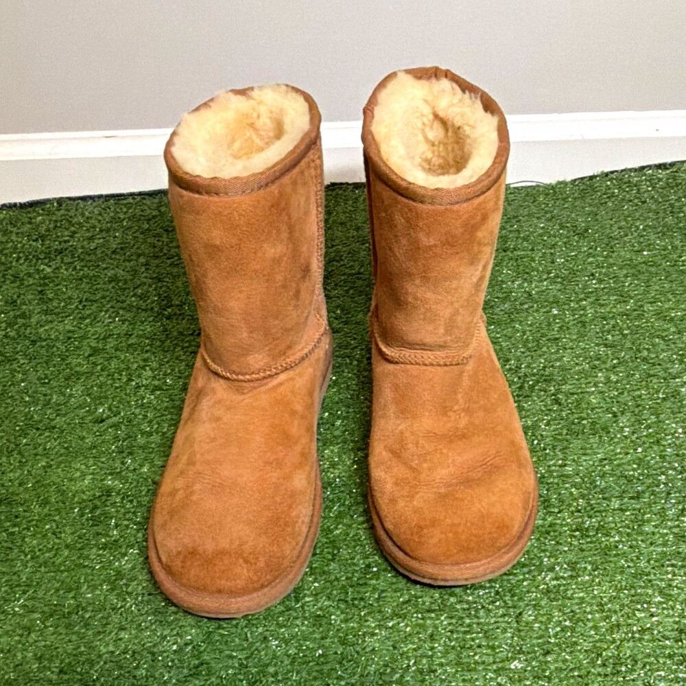 UGG Classic Short Women’s US 6 Brown Suede Sheepskin Lined Pull-On Boots